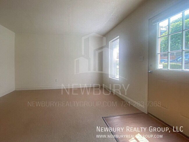 Building Photo - Charming Two-Bedroom Townhouse-Style Apart...