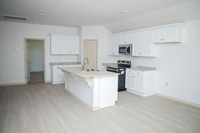 Foto del edificio - New Construction, Move-In Ready, Pets Welc...