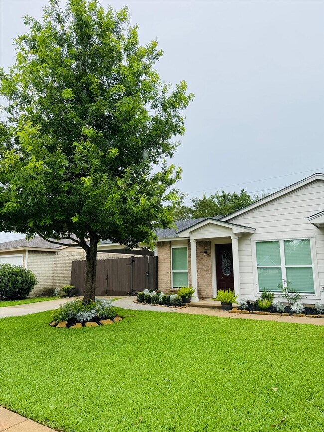 Building Photo - 24131 4 Sixes Ln