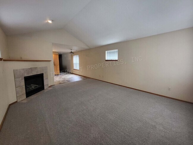 Foto del edificio - 3bd 2 ba Townhouse w/Washer/Dryer in Unit, Yard and Garage!