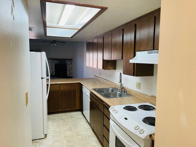 Building Photo - Village of Oak Creek condo.