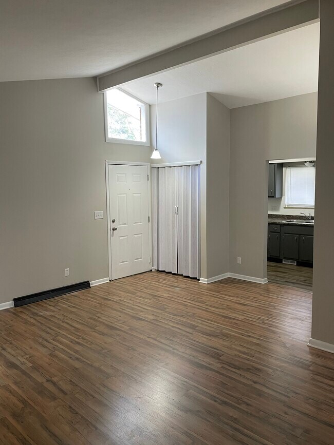 Building Photo - 1616 Maxen Dr