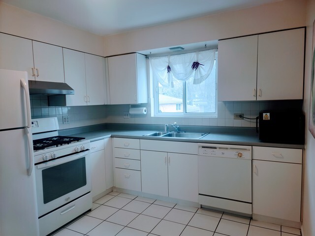 Kitchen - 140 Green Bay Rd