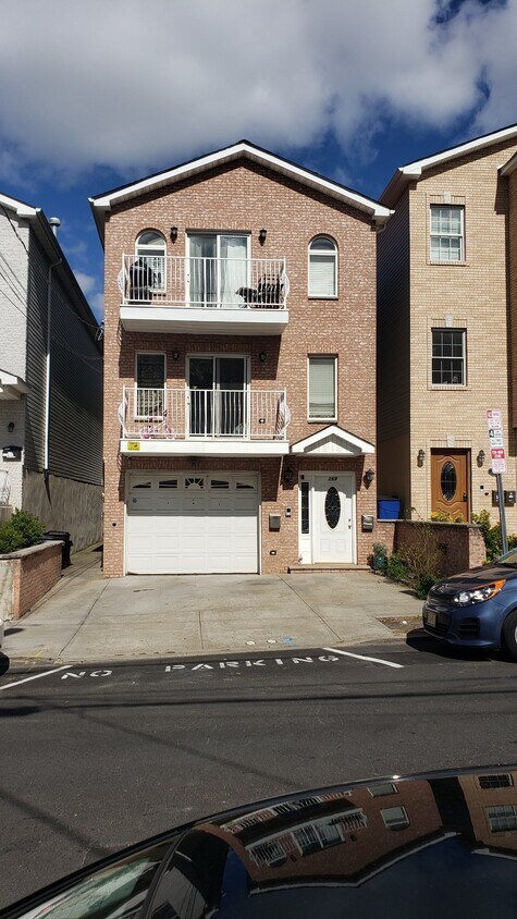 Primary Photo - 268 Hutton St