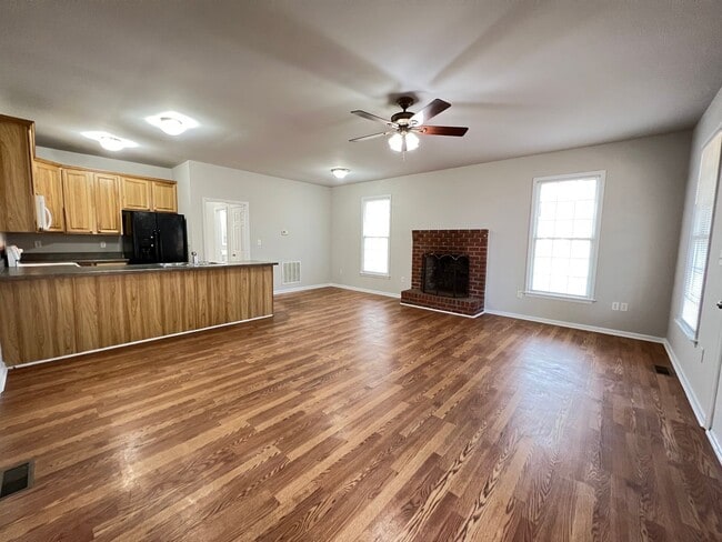 Building Photo - 121 Quail Springs Ct