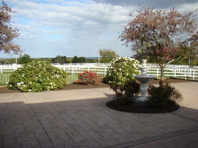 Common patio - 45 Mansion Dr