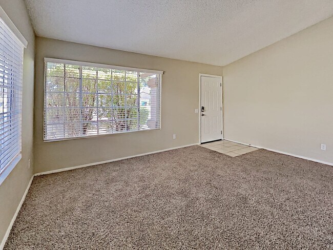 Building Photo - 3226 W Ross Ave