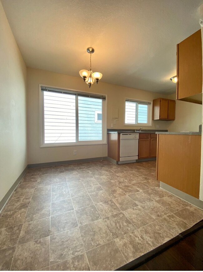 Foto del edificio - Montavilla Upstairs Townhouse~ Off Street Parking~ 89 Walk Score~ 99 Bike Score~ Pets Welcome!