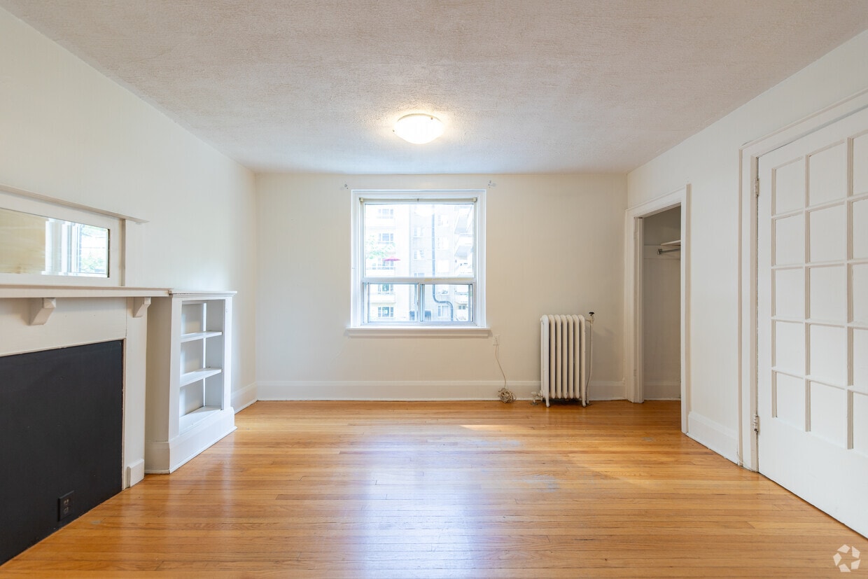 BACHELOR - 450SF - Salon - 96 Isabella St