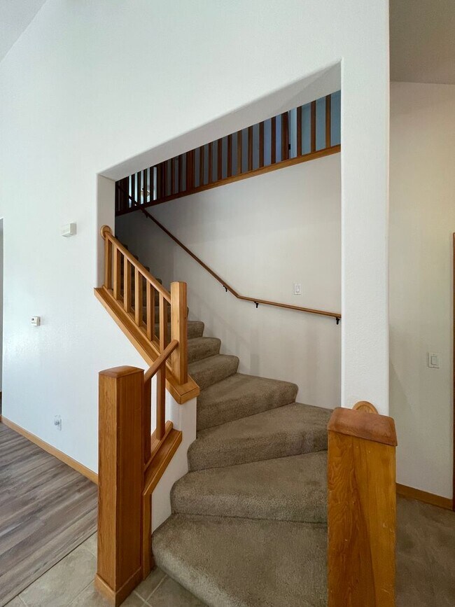 Foto del edificio - Spacious 3-Bed Home with Private Baths, Ow...