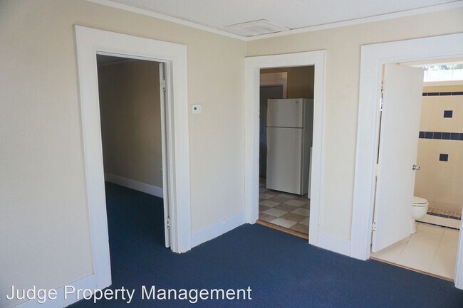 Building Photo - 648 E Victory Dr