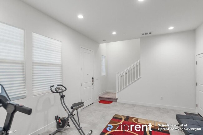 Building Photo - 3 br, 2.5 bath Townhome - 380 Hansen Terra...