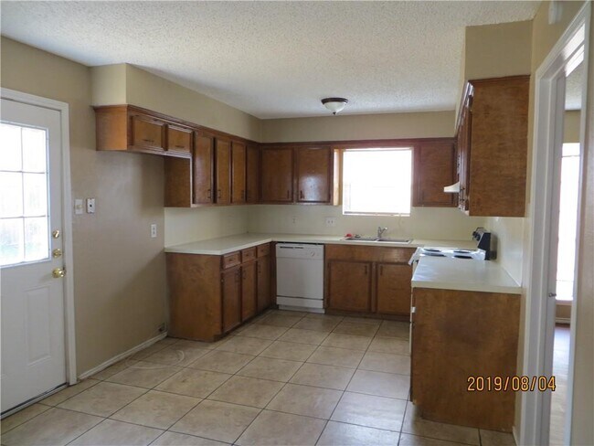 Building Photo - 3930 Sandy Hollow Dr
