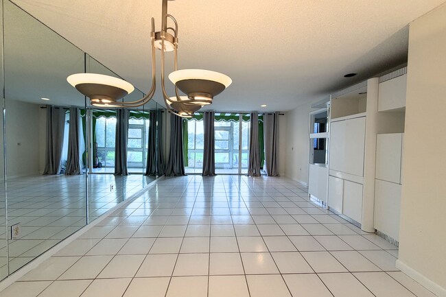 Sala de estar y comedor. - 4266 Deste Ct