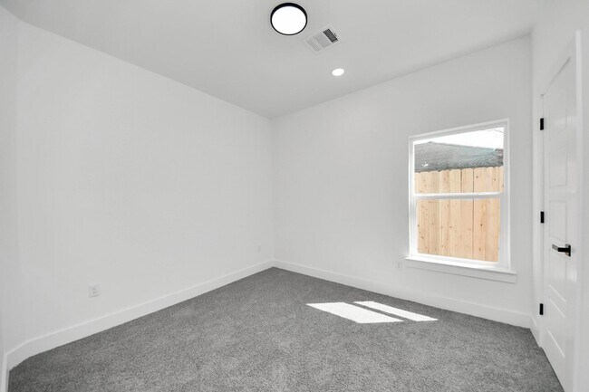 Foto del edificio - 8106 Locksley Rd