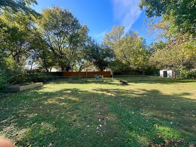 Building Photo - Great Location! 2-Bed, 1-Bath Home with La...