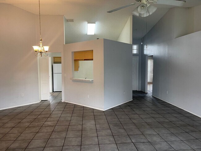 Building Photo - Quick Move in at this Brandon Home for Rent