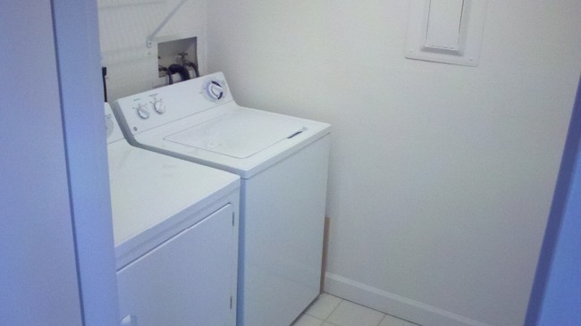 Laundry Room - Continental Garden Apartments