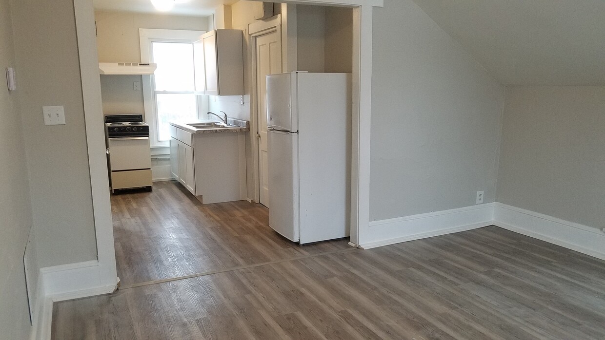 605 Walnut St Unit 1/2, Muscatine, IA 52761 Apartments in Muscatine