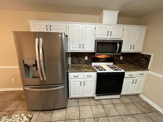 Building Photo - Home You’ll Love Coming Home To