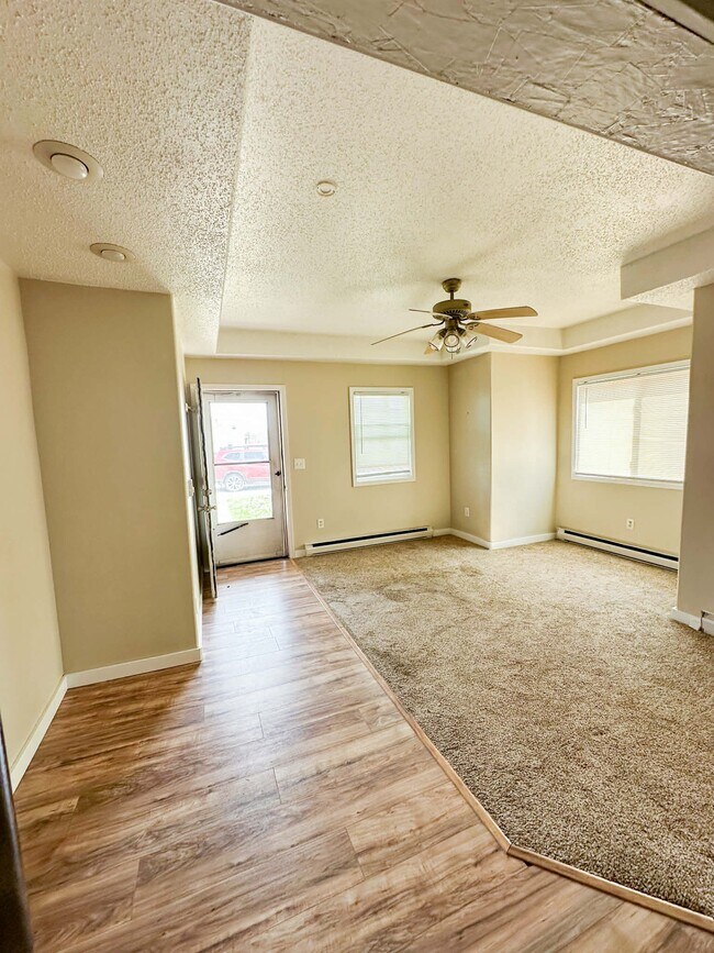 Vista de la sala de estar desde la cocina - 717 Summit St