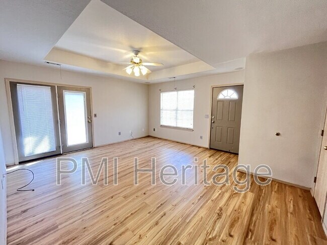 Foto del edificio - 884 N Daisy Ln