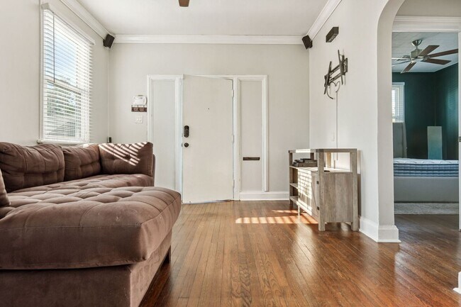 Building Photo - Cozy single family cottage near Ochsner with private driveway and large yard.