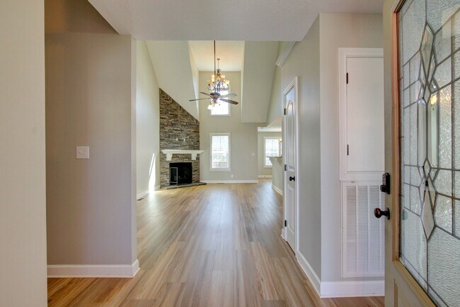 Foto del edificio - Fantastic Open Floor Plan Home With Stone Front Fireplace, Stainless Steel Appliances, And Close ...