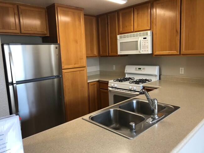 Building Photo - 5201 Laguna Oaks Dr