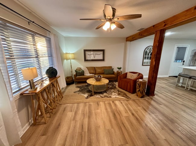 Building Photo - 1528 E Devine St