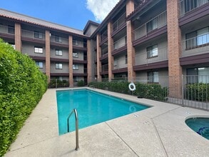 Building Photo - 17 E Ruth Ave