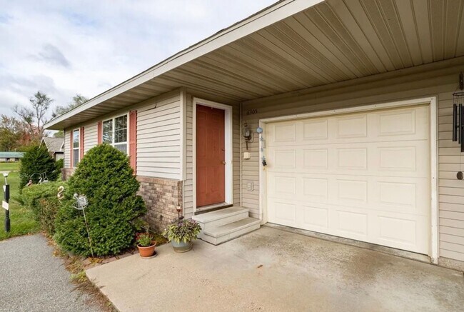 Foto del edificio - 6305/6307 Teagan Lane