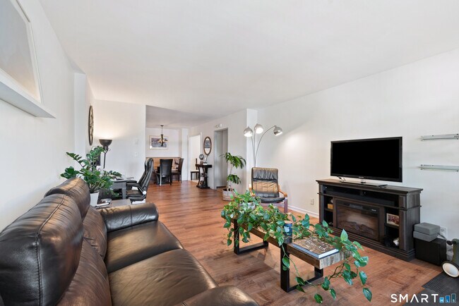 Building Photo - 30 Glenbrook Rd