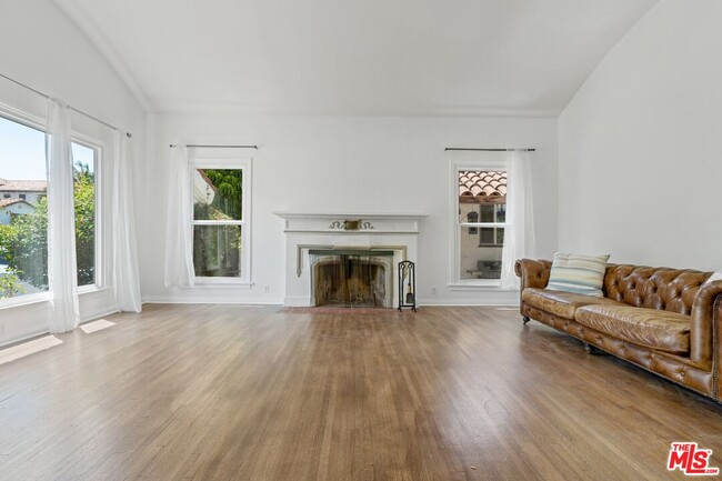 Building Photo - 337 N La Jolla Ave