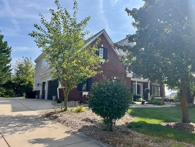 Building Photo - 900 Evergreen Cir