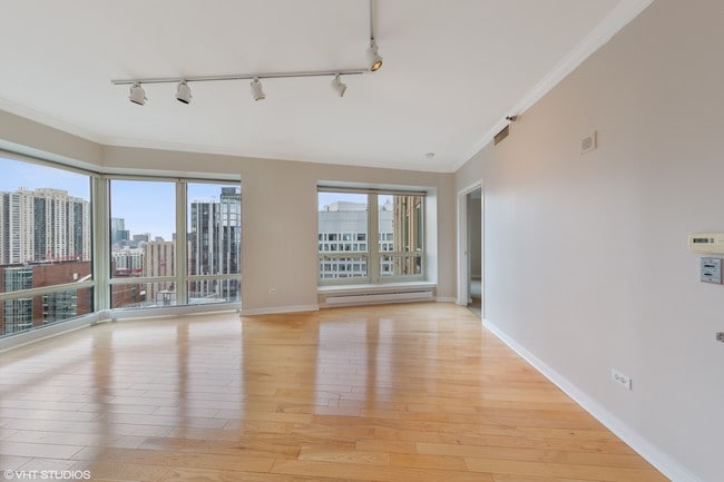 Building Photo - 57 E Delaware Pl