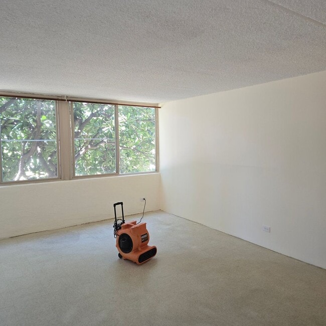 Building Photo - Freshly Painted 2 Bedroom Harbor Lights Co...