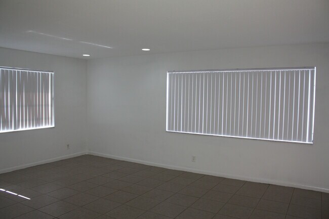 Building Photo - 374 Sunshine Dr