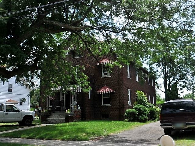 Primary Photo - 3312 E Manhattan Blvd