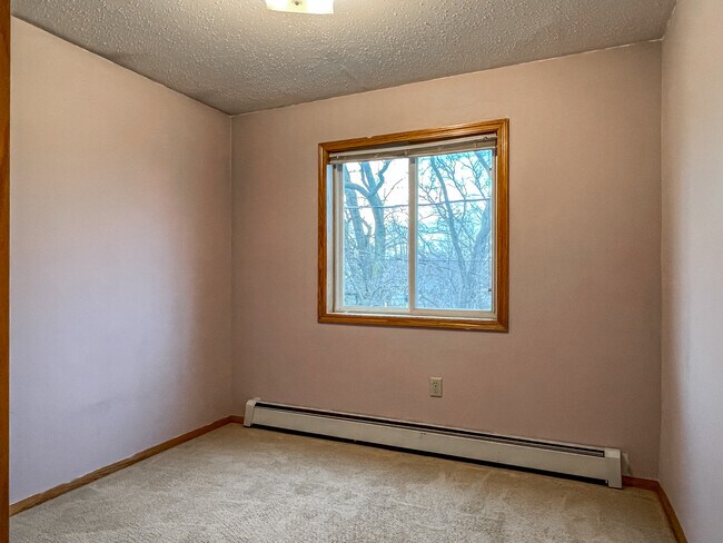 Dormitorio 1 - 2216 Longyear Ave