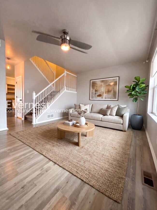 Foto del edificio - 2 Bed/2.5 Bath Townhome with Fenced Yard & Garage / Available Soon!