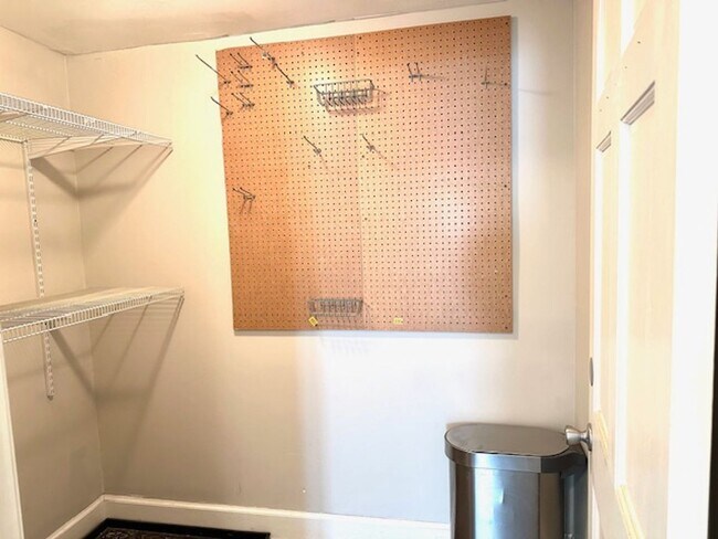 Building Photo - CHARMING HOME IN ROSEWOOD