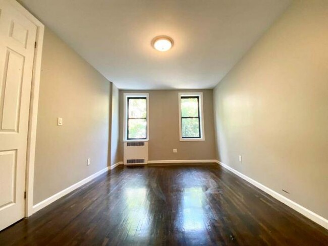 Foto del edificio - 3 bedroom in BRONX NY 10462