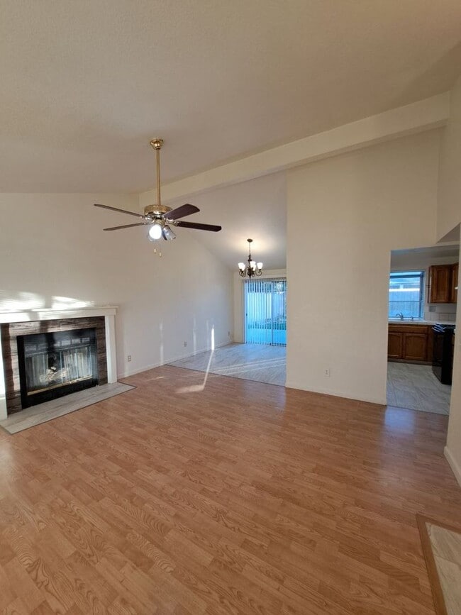 Foto del edificio - Charming Fresno Home with Beautiful Curb Appeal!