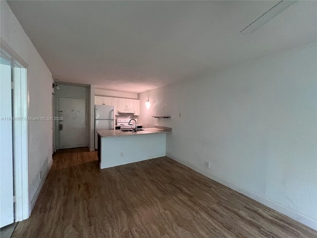 Building Photo - 2401 Riverside Dr