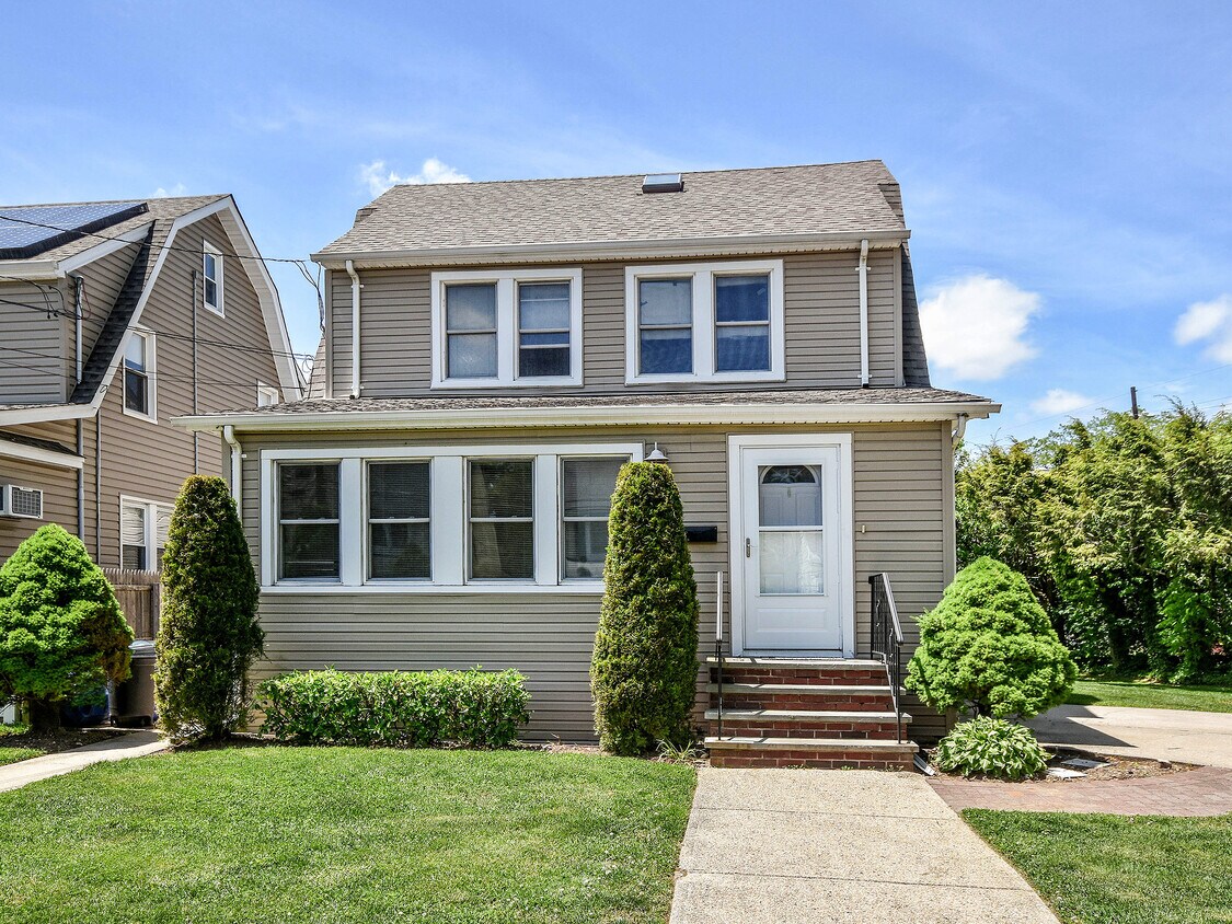 3 Brookwood St, Glen Head, NY 11545 Room for Rent in Glen Head, NY