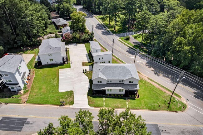 Building Photo - 1755 Crest Rd