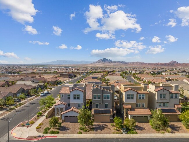 Building Photo - Spacious Three Story 3 Bed 3.5 Bath Smarth...