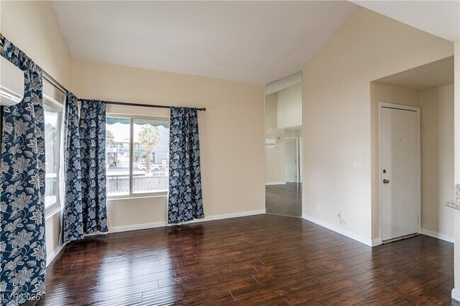 Foto del edificio - 450 Elm Dr