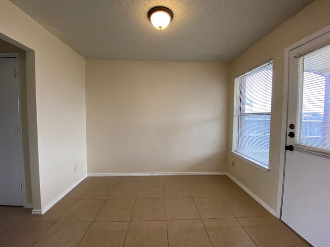 Building Photo - AVAILABLE NOW 2 BED 1.5 BATH TOWNHOME IN K...